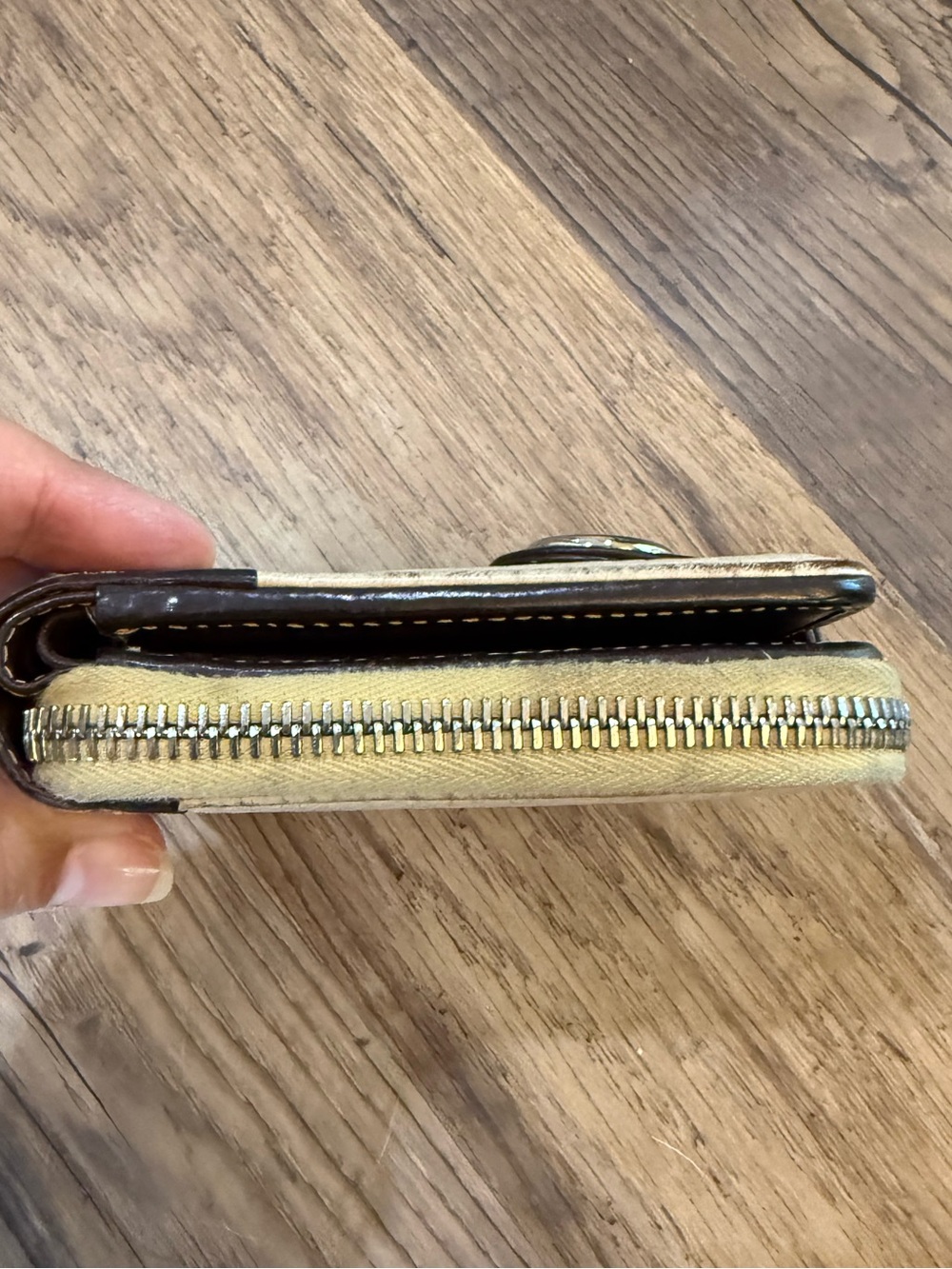 Vintage Dooney & Bourke
Donegal Crest Wallet Florentine & Pebble Leather - Picture 12 of 14